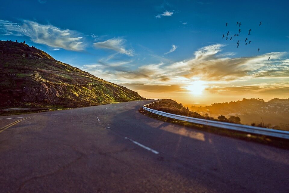 Driving safety tips to reduce sun glare on the road
